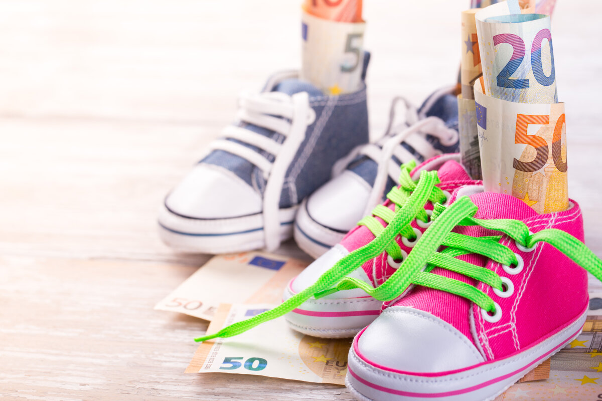 KIndergeld  -  Geld in Schuhen
