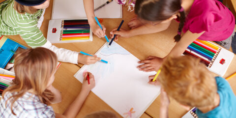 Kinder malen in der Grundschule