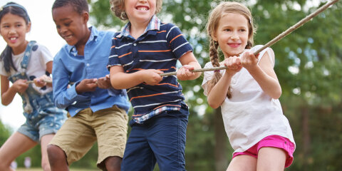 Gruppe Kinder beim Tauziehen