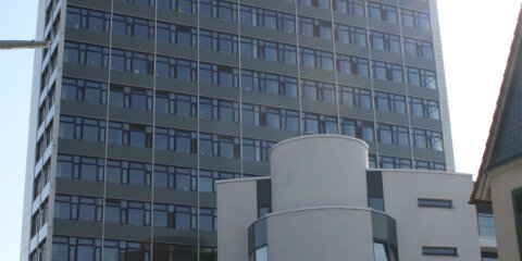 Das heutige Kreishaus mit Hochhaus mit Rundbau, Blick von der Moltkestr. auf den Haupteingang