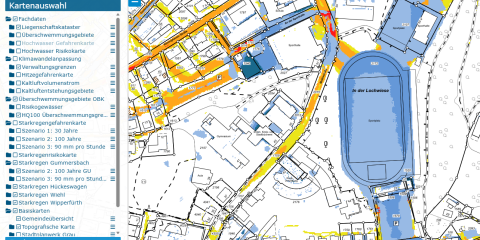Karte einer Stadt mit farblich markierten Bereichen, die Starkregenrisiken und mögliche Überschwemmungsgebiete darstellen. Links ein Menü mit Kartenauswahloptionen.