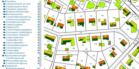 Kartendarstellung einer Stadt mit farbig markierten Grundstücken und Gebäuden. Links ein Menü mit verschiedenen Kartenoptionen und Suchfunktionen.