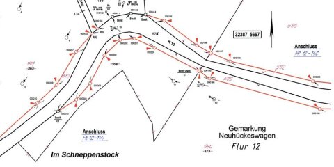 Ein Vermessungsplan der Gemarkung Neuhückeswagen, Flur 12, mit Flurstücksgrenzen, Straßen, Vermessungspunkten und Beschriftungen. Maßangaben und Pfeile vorhanden.