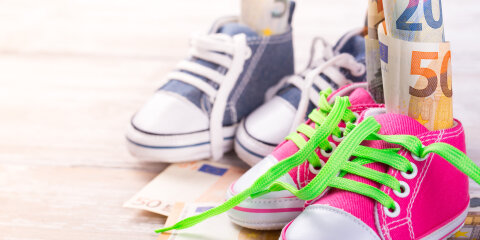 KIndergeld  -  Geld in Schuhen
