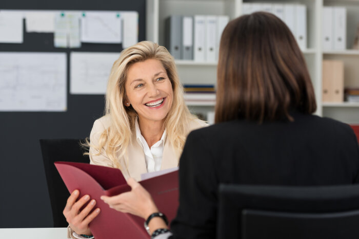 zwei frauen fÃ¼hren ein bewerbungsgesprÃ¤ch
