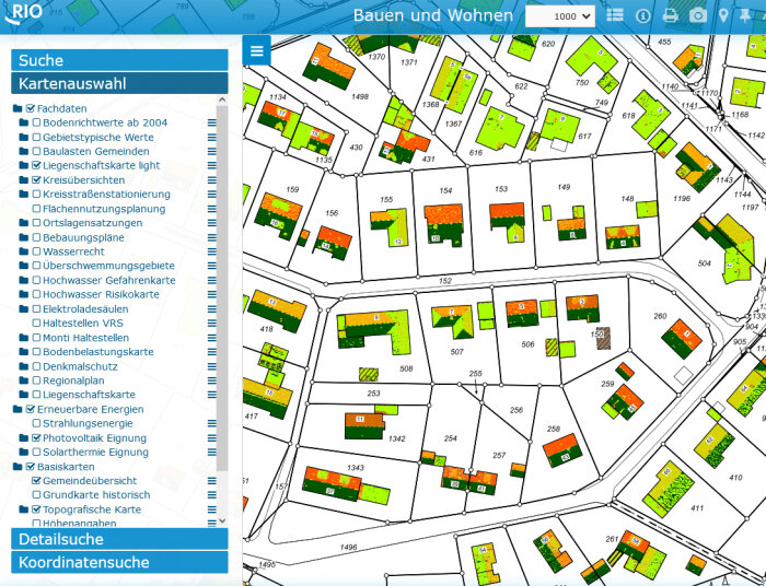 Kartendarstellung einer Stadt mit farbig markierten Grundstücken und Gebäuden. Links ein Menü mit verschiedenen Kartenoptionen und Suchfunktionen.