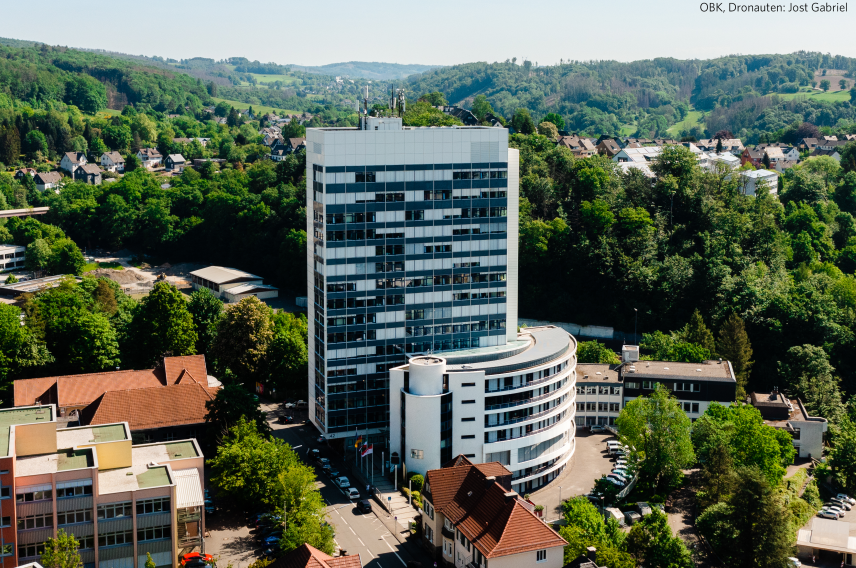 Das heutige Kreishaus mit Hochhaus mit Rundbau, Drohnenaufnahme 
