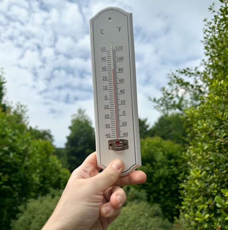 Thermometer zeigt über 30 Grad Celsius