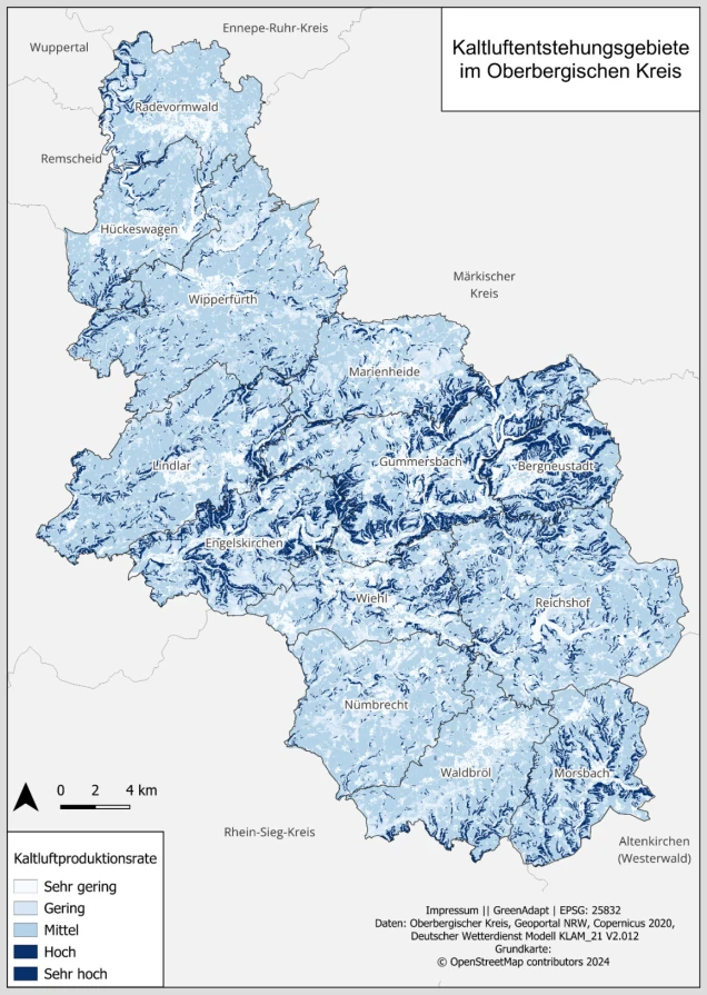Karte des Oberbergischen Kreises in Nordrhein-Westfalen, die Gebiete mit unterschiedlicher Kaltluftentstehungsrate darstellt. Farbskala von sehr gering (hellblau) bis sehr hoch (dunkelblau). Städte und Gemeinden wie Radevormwald, Wipperfürth, Gummersbach und Waldbröl sind markiert. Maßstabsangabe unten links.