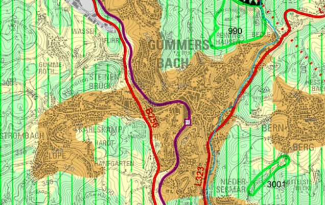 Ausschnitt einer topografischen Karte mit Höhenlinien, Straßenmarkierungen (B256 und L323), farbigen Flächen und Ortsnamen wie Gummersbach.