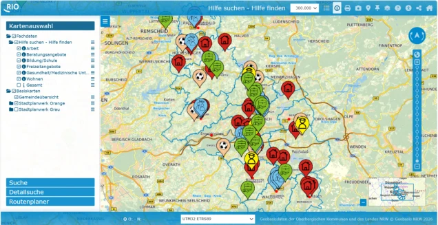 Interaktive Karte mit farbigen Markierungen für verschiedene Kategorien wie Arbeit, Beratung, Bildung, Freizeit, Gesundheit und Wohnen. Links sind Filteroptionen zu sehen, rechts die Karte mit Markierungen und Regionen. Unten befindet sich eine Auswahl für Koordinatensystem und Geobasisdaten.