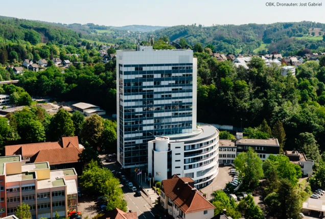 Das heutige Kreishaus mit Hochhaus mit Rundbau, Drohnenaufnahme 