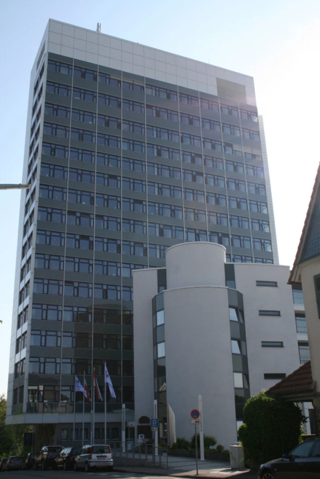 Das heutige Kreishaus mit Hochhaus mit Rundbau, Blick von der Moltkestr. auf den Haupteingang