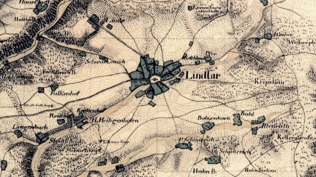 Historische Karte mit der Beschriftung 'Lindlar' im Zentrum. Gebäude, Straßen und umliegende Ortschaften sind eingezeichnet. Hügel und Wälder sind durch Schraffuren dargestellt.
