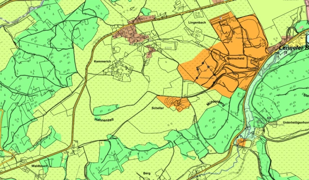 Topografische Karte mit Flurstücken, Gebäuden und Straßen. Grün markierte landwirtschaftliche Flächen, orangefarbene Siedlungsgebiete und Gewässer sind sichtbar. Ortsnamen wie Kemmerich, Steinscheid und Lingenbach sind eingezeichnet.