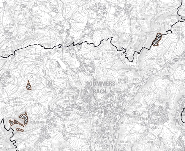 Topografische Karte von Gümmersbach und Umgebung mit Höhenlinien und markierten Flächen in orange.