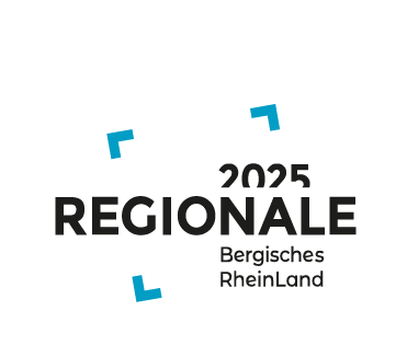Logo mit dem Text '2025 REGIONALE Bergisches RheinLand' in schwarzer Schrift. Vier blaue Ecken in den Bildrändern rahmen das Design ein.