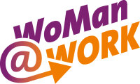 Logo mit dem Schriftzug 'WoMan @ Work' in lila und orange. Der Buchstabe '@' ist in das Design integriert, mit einem Pfeil nach rechts unten.