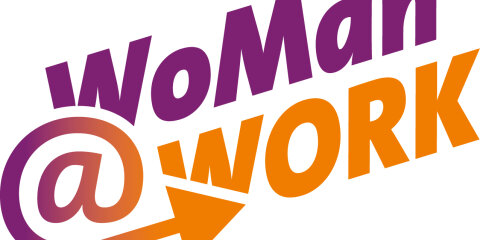 Logo mit dem Schriftzug 'WoMan @ Work' in lila und orange. Der Buchstabe '@' ist in das Design integriert, mit einem Pfeil nach rechts unten.