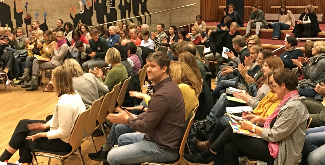 Viel Raum und gute Arbeitsbedingungen bot das Schulzentrum Lindlar für die zahlreichen Teilnehmenden des Fachtags. (Foto: OBK)