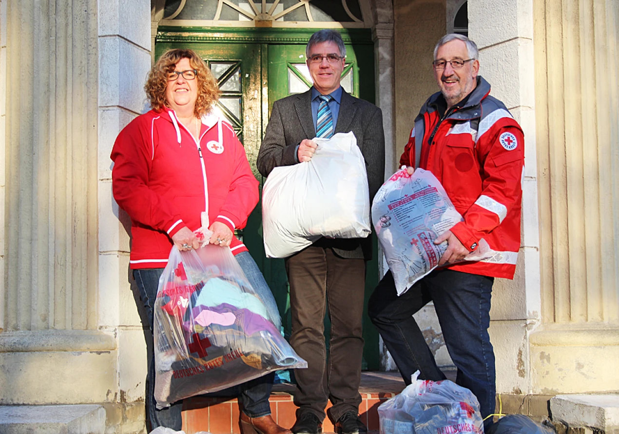Beate Kronenberg, Dietmar Kascha (Leiter des Amtes für Soziale Angelegenheiten der Oberbergischen Kreises) und DRK-Kreisgeschäftsführer Rolf Braun vor dem Hohenzollernbad.(Foto: OBK).