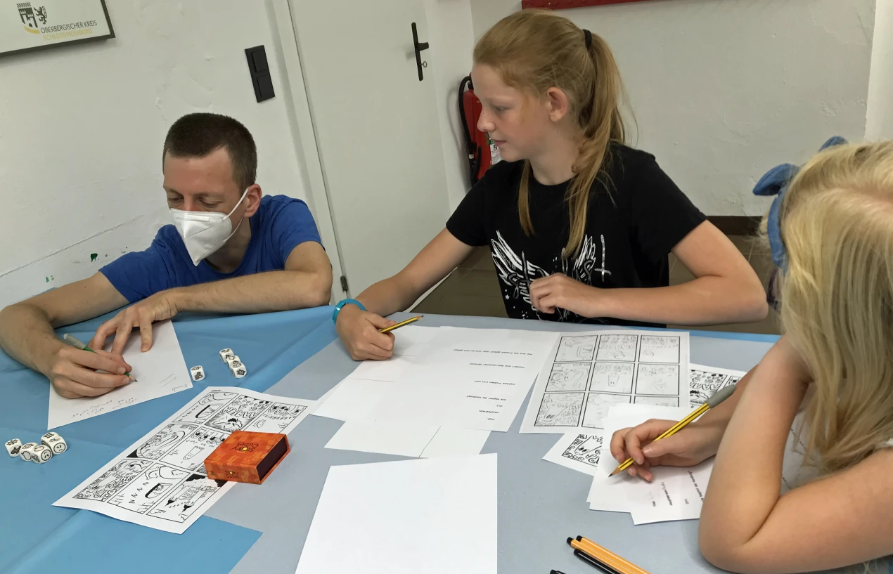 Christoph Jansen unterstützt die kreativen Ideen der Kindern und hilft ihnen dabei, ihre individuellen Comics zu entwickeln. (Foto: OBK)  