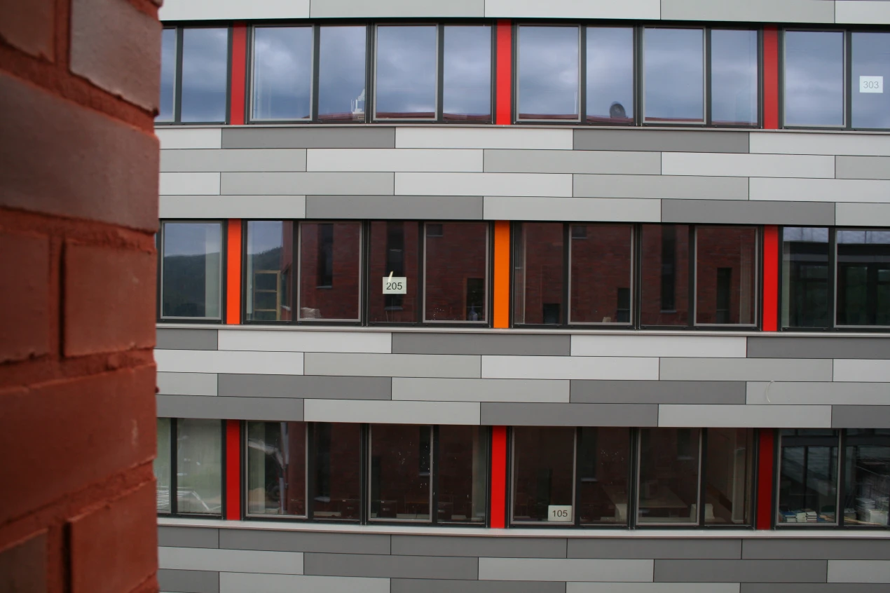 Die neue Fassade des Bestandbaus (Foto:OBK)  