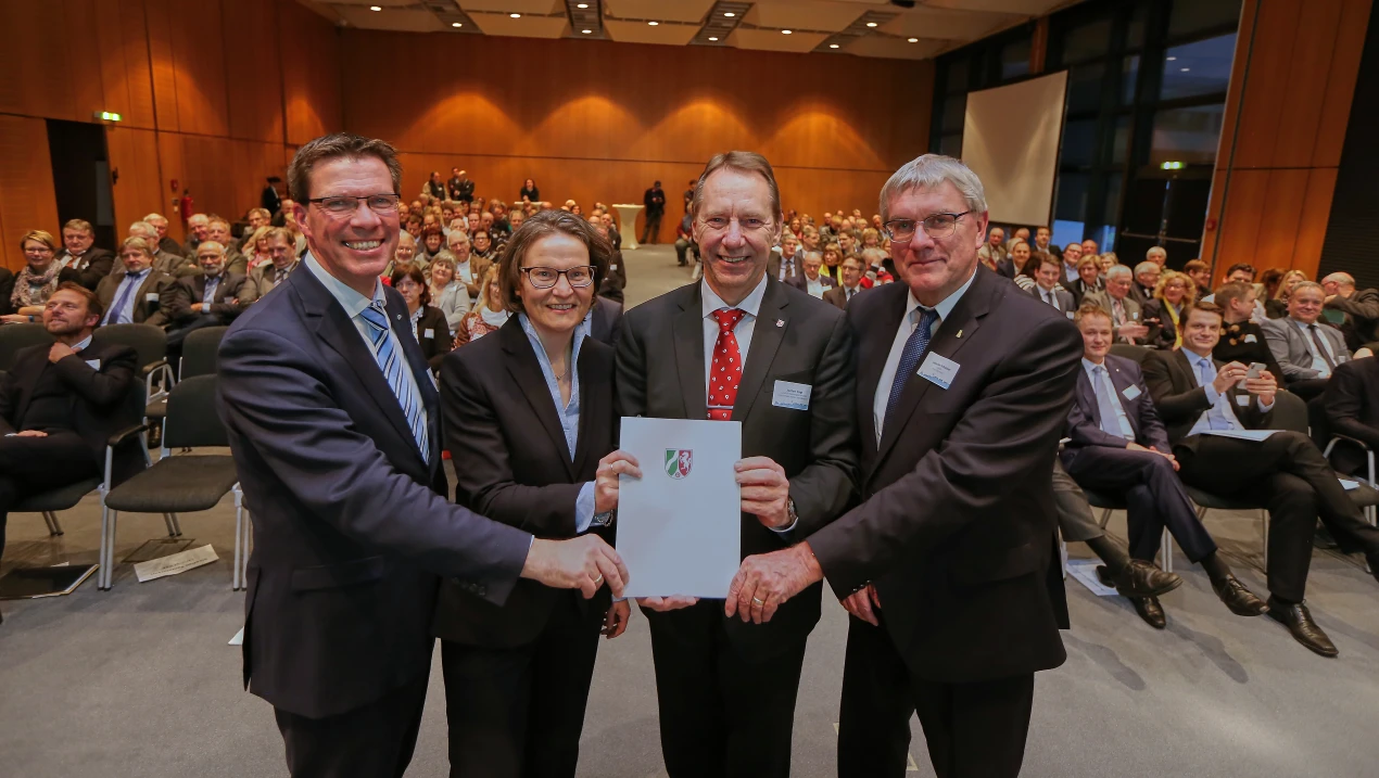 Ina Scharrenbach und drei glückliche Landräte bei der Übergabe des Zuwendungsbescheides. (Foto: OBK)