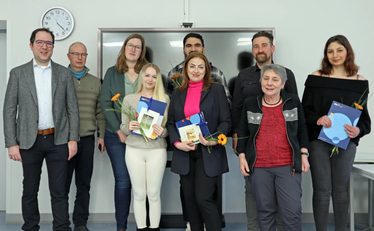 Vertretende der VHS Oberberg und die Lehrkräfte freuen sich mit den Absolventinnen und Absolventen über den erfolgreichen Abschluss. (Foto: OBK)