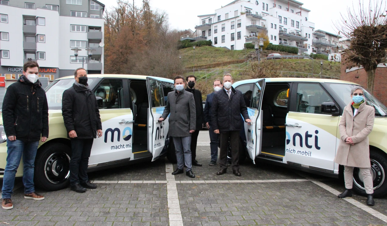 monti ist ein gemeinsames Projekt von Kreis, Stadt Wiehl und OVAG. (V.l.n.r.): Michael Tünker, Projektleitung, Amt für Planung, Entwicklung und Mobilität; Frank Herhaus, Dezernent für Planung und Regionalentwicklung; Ulrich Stücker, Bürgermeister der Stadt Wiehl; Piet Störmer Projektleitung OVAG; Marcel Weber, Mobilitätsmanagement und Verkehrsplanung OBK; Landrat Jochen Hagt und Corinna Güllner, OVAG-Geschäftsführerin. (Foto: OBK)     