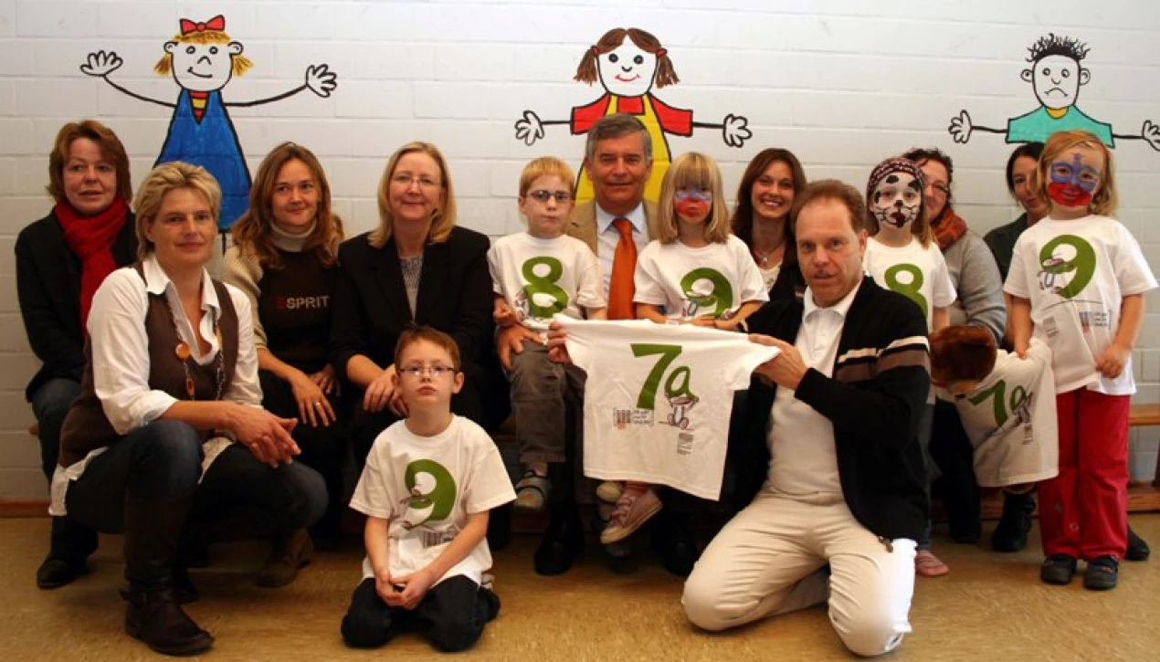 (Landrat Hagen Jobi (M.), Vertreterinnen von Waldbröler Kindergärten, Beigeordnete Sylke Dieckmann und Kinderarzt-Obmann Dr. Uwe Nothnick (kniend) rufen zu den U-Untersuchungen beim Kinderarzt auf. (Foto: OBK)
