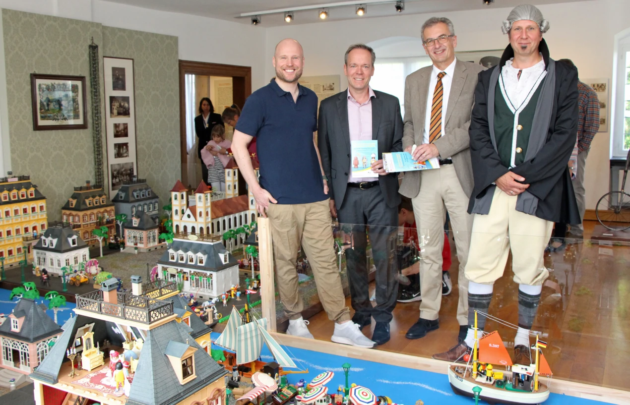 Freuen sich über die gelungene Sonderausstellung (v.l.n.r.): Oliver Schaffer; Kreisdirektor Klaus Grootens; Dr. Klaus Tiedeken, Vorstand der Kreissparkasse Köln und der Leiter des Kulturamtes Stefen Müller im Playmobilkostüm. (Foto: OBK)