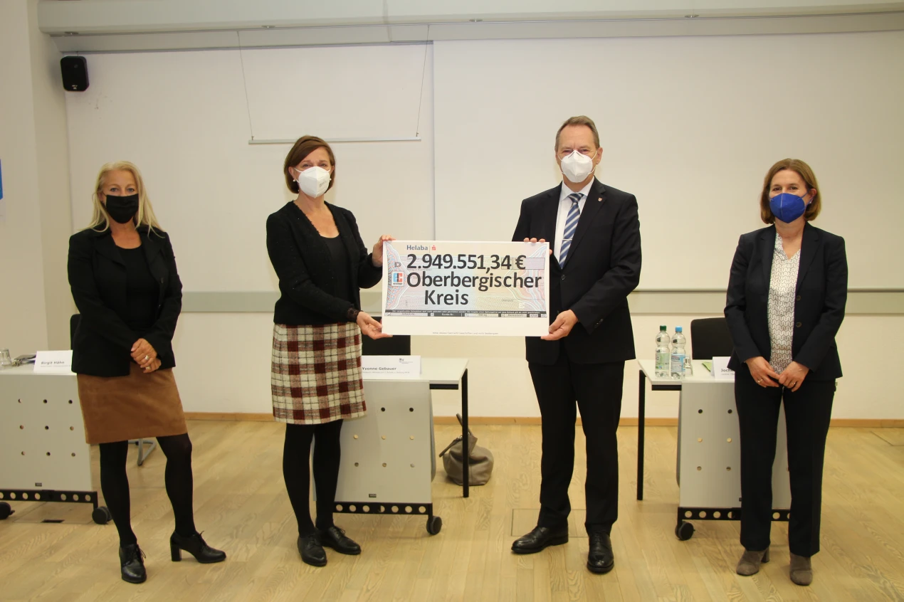 Übergabe des symbolischen Schecks. Der Oberbergische Kreis erhält Geld aus Mitteln des Digitalpaktes (v.l.n.r.): Schuldezernentin Birgit Hähn; Yvonne Gebauer, Ministerin für Schule und Bildung des Landes Nordrhein-Westfalen; Landrat Jochen Hagt und Dorothea Scherer, Dezernat für Berufskollegs der Bezirksregierung Köln. (Foto: OBK)