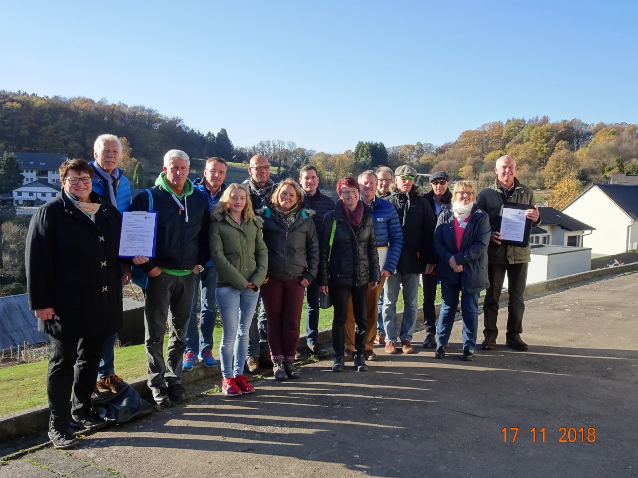 Seminarleiter Dr. Lutz Wetzlar mit Teilnehmerinnen und Teilnehmern der ersten kreisübergreifenden Zukunftswerkstatt Dorf des Naturpark Bergisches Land (Foto: OBK)