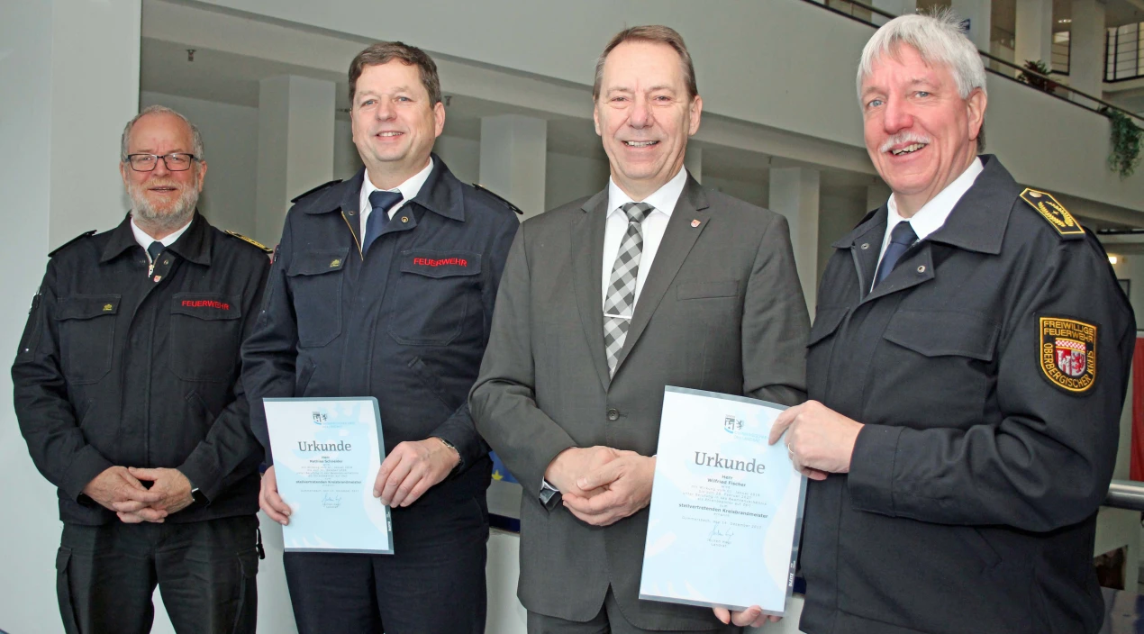 Wollen die erfolgreiche Zusammenarbeit fortsetzen (v.l.n.r.): Kreisbrandmeister Frank-Peter Twilling; Mathias Schneider, stellvertretender Kreisbrandmeister; Landrat Jochen Hagt; Wilfried Fischer, stellvertretender Kreisbrandmeister. (Foto: OBK)