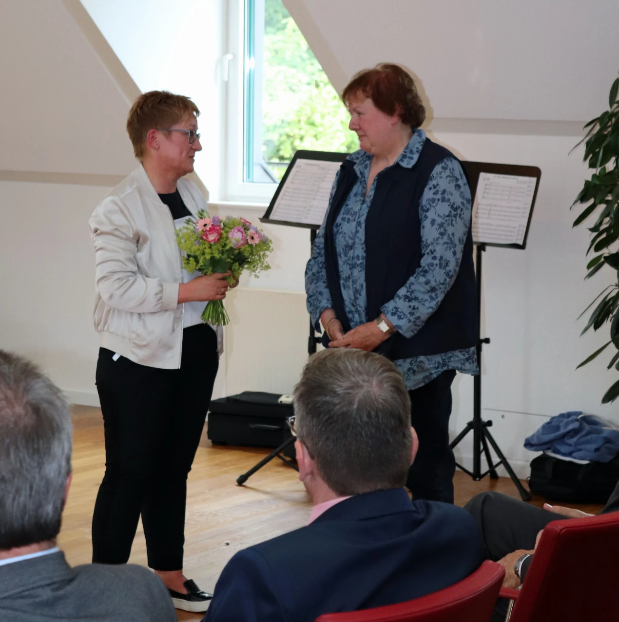 Claudia Fuchs,Leiterin der Kommunalen Koordinierungsstelle Übergang Schule-Beruf/Studium des Oberbergischen Kreises, bedankt sich bei Annette Schößler, Gesamtschule Reichshof, für ihr jahreslanges Engagement im Bereich der Berufs- und Studienorientierung. (Foto: OBK) 