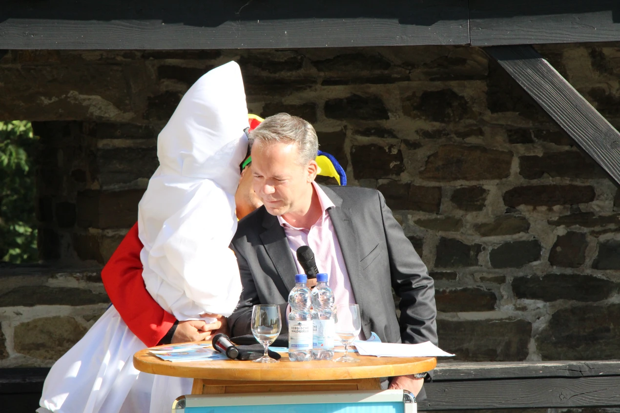 Das kleine Schlossgespenst auf dem Arm des Hofnarrs verabredet mit Klaus Grootens, dass Kinder zuerst in die Ausstellung dürfen. (Foto: OBK)  