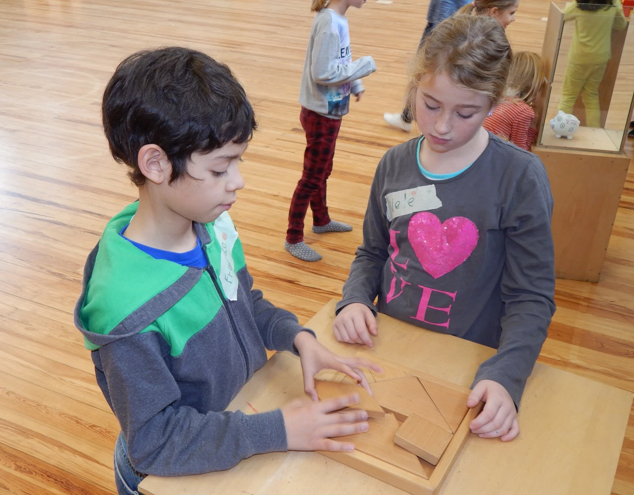 Knifflig war das Puzzle aus geometrischen Holzfiguren. (Foto: OBK)