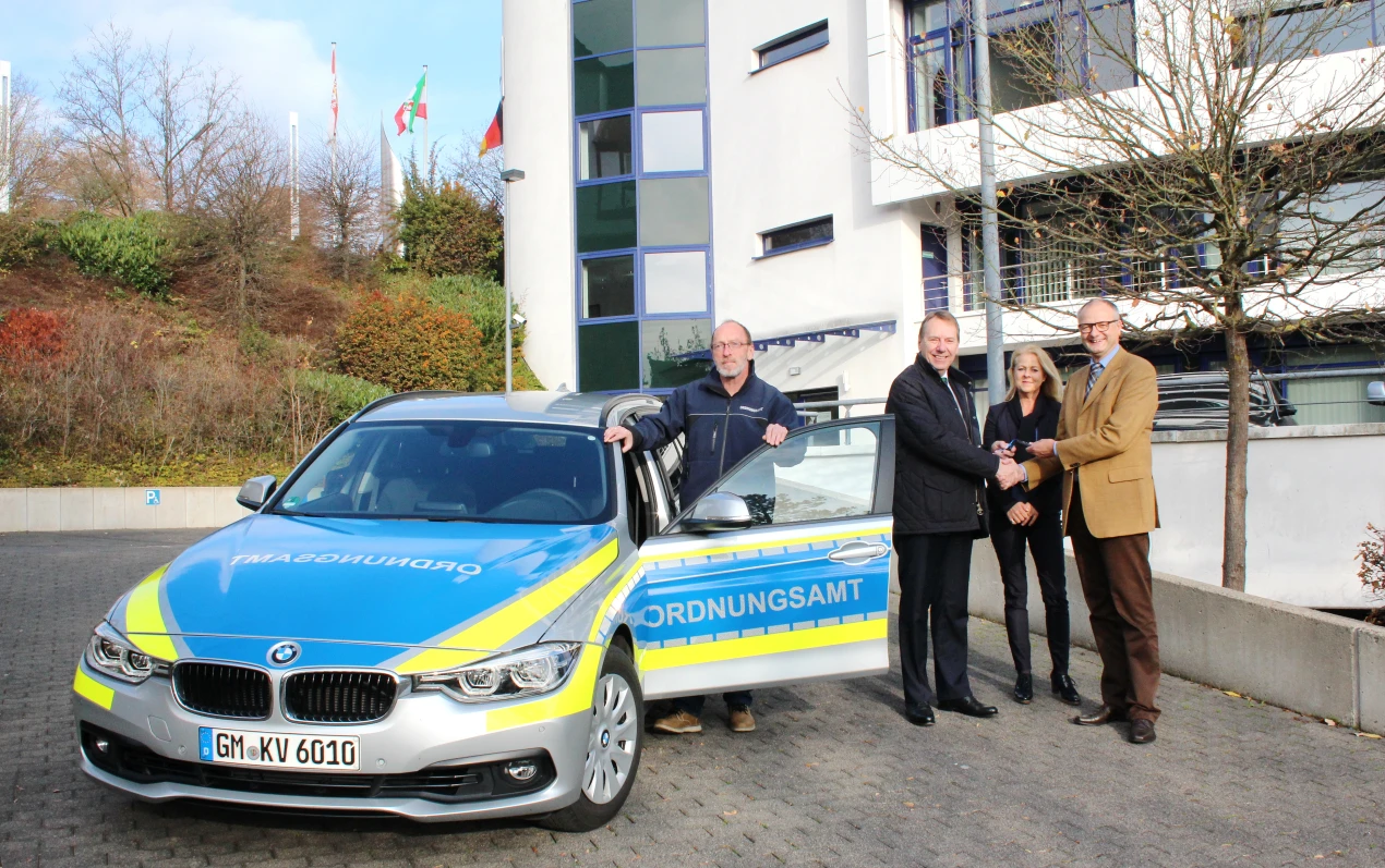 Übergabe des Dienstfahrzeugs (v.l.): Roland Kissau (Ordnungsamt Hückeswagen), Landrat Jochen Hagt, Ordnungsdezernentin Birgit Hähn und Bürgermeister Dietmar Persian. (Foto: OBK)