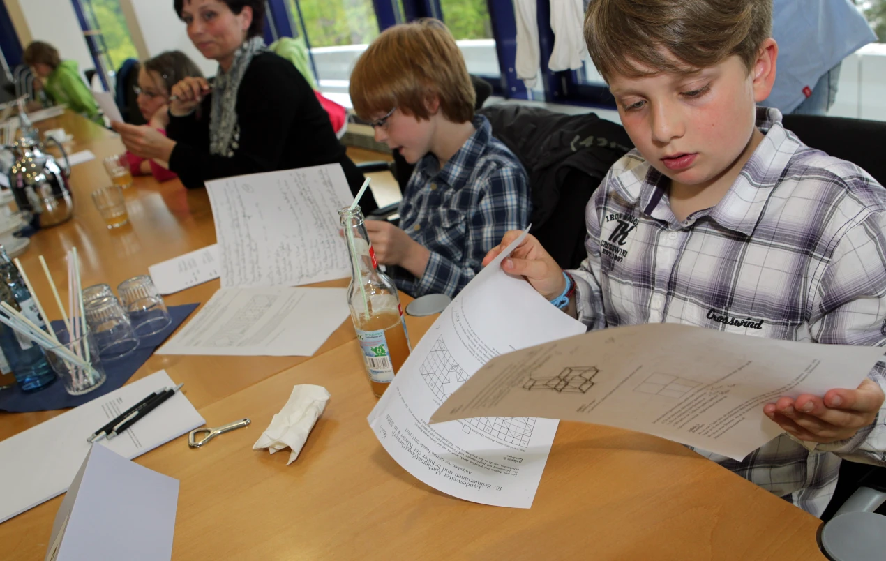 Nicht nur Additionen und Subtraktionen, sondern auch komplexe Textaufgaben mussten gelöst werden. (Foto: OBK)