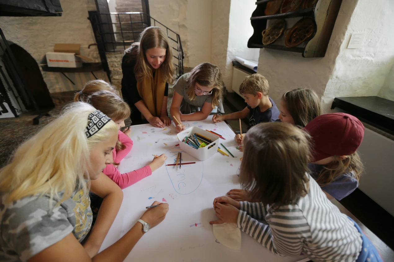 Unter Anleitung von Janina Leferink erarbeiteten die Teilnehmerinnen und Teilnehmer des Workshops die zukünftigen Eigenschaften des Schloss-Gespensts. (Foto: OBK)