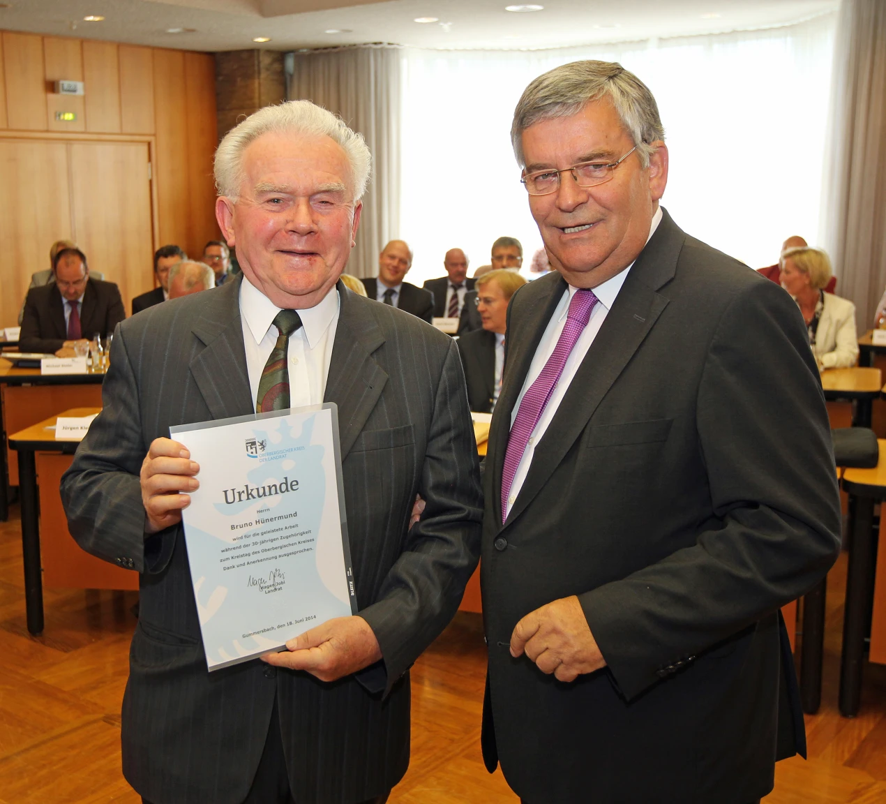 30 Jahre im Einsatz für den Kreistag: CDU-Politiker Bruno Hünermund (l.) wurde von Landrat Hagen Jobi verabschiedet. (Foto: OBK)