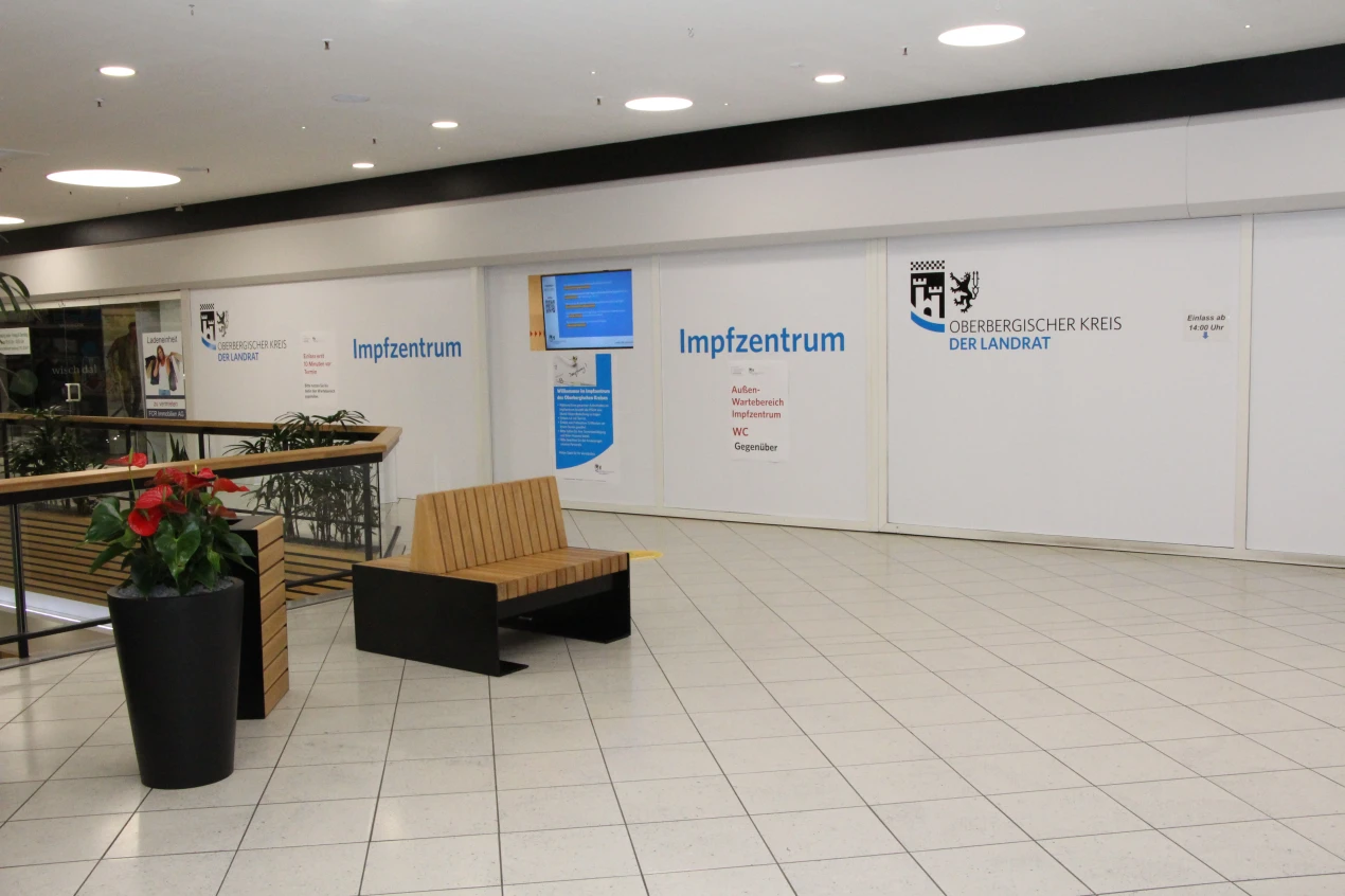 Das oberbergische Impfzentrum befindet sich im ersten Obergeschoss des Einkaufszentrums Bergischer Hof in Gummersbach. (Foto: OBK)