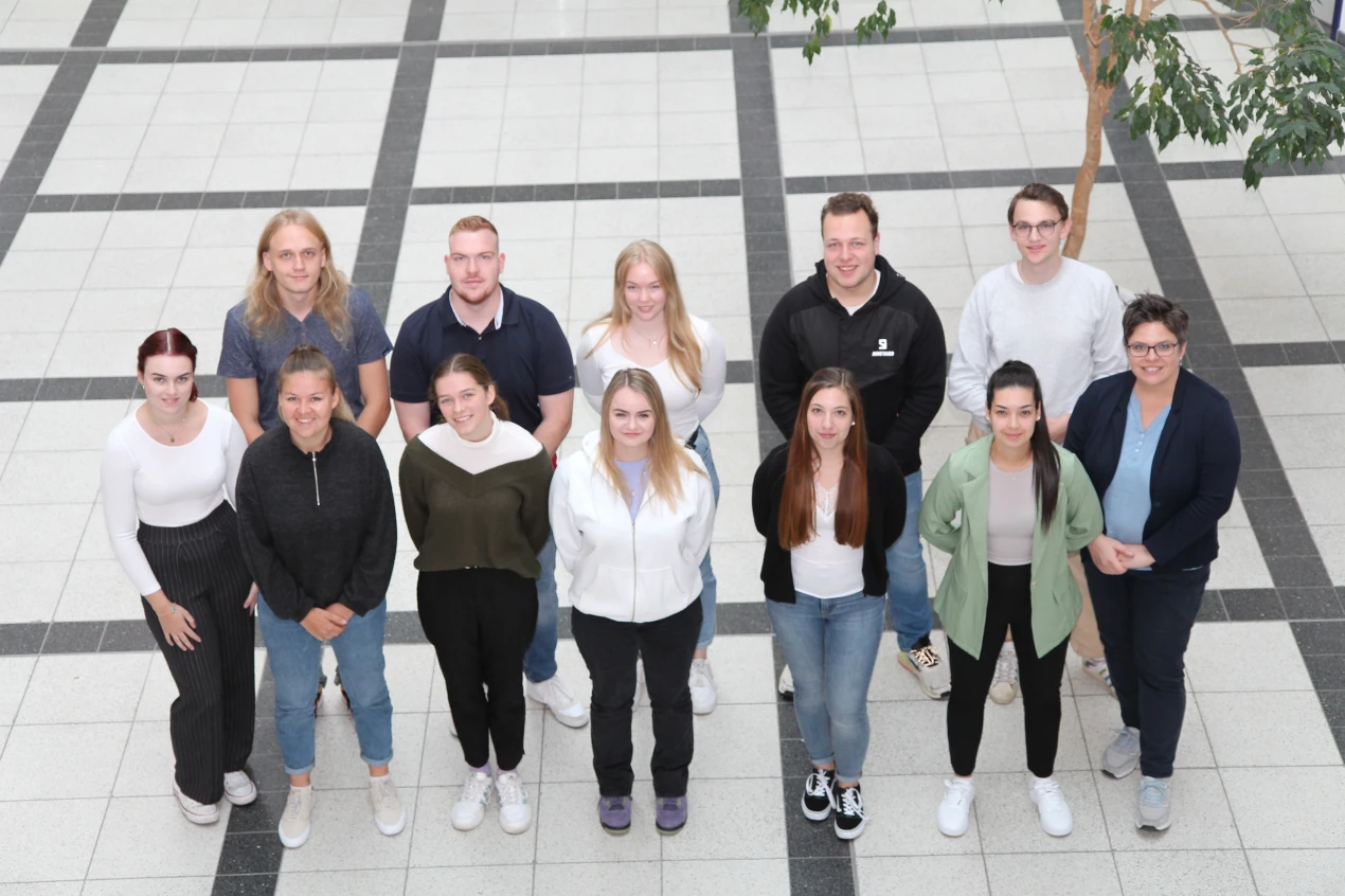 Die elf Neuzugänge im Rettungsdienst wurden zu ihrem Start im Oktober von der Ausbildungsbetreuerin Bianca Krams (r.) begrüßt. Die Nachwuchskräfte  absolvieren eine Ausbildung zur Notfallsanitäterin beziehungsweise zum Notfallsanitäter im Rettungsdienst des Oberbergischen Kreises. (Foto: OBK)