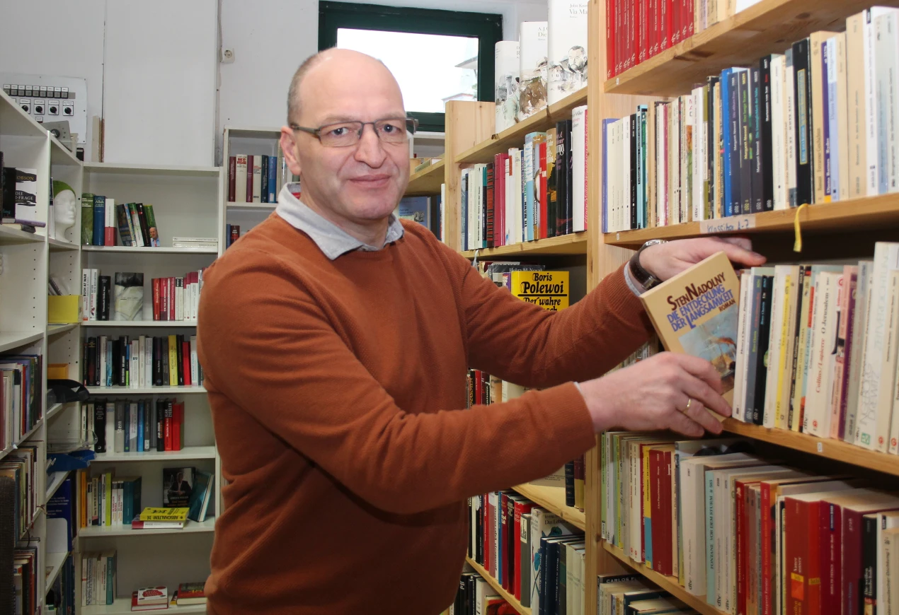 Andre Steiniger (Leiter Umweltamt) half im Kaufhaus für alle in Waldbröl. (Foto: OBK)