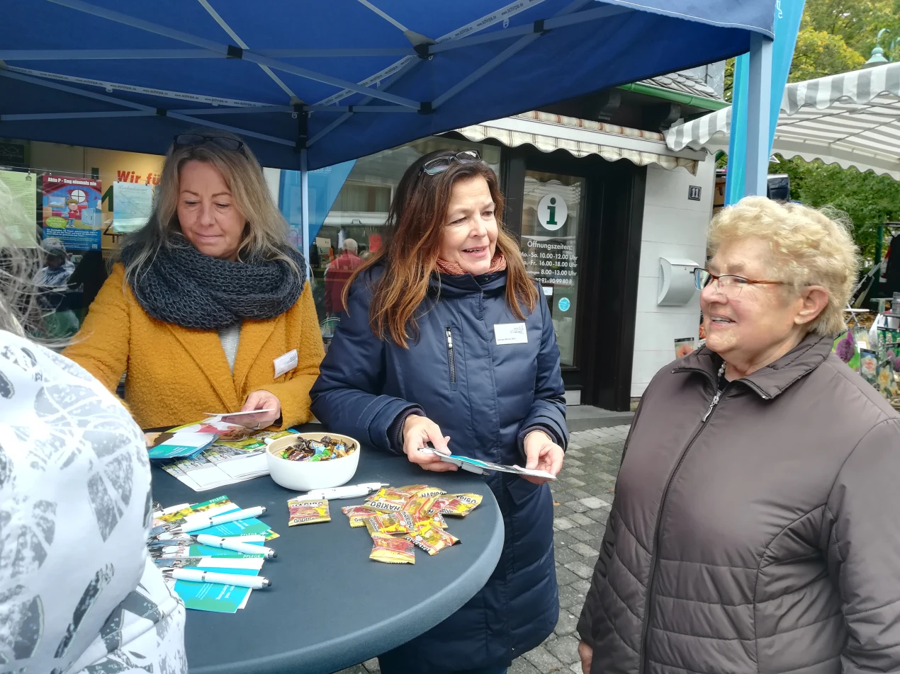 Heike Horn und Carmen Munõz-Berz (Senioren- und Pflegeberaterinnen im Rathaus Waldbröl) und Leni Reichert (ehrenamtliche Helferin der „Aktion Hilfe für alte Menschen“) im Gespräch (v.l.n.r.) (Foto: OBK).