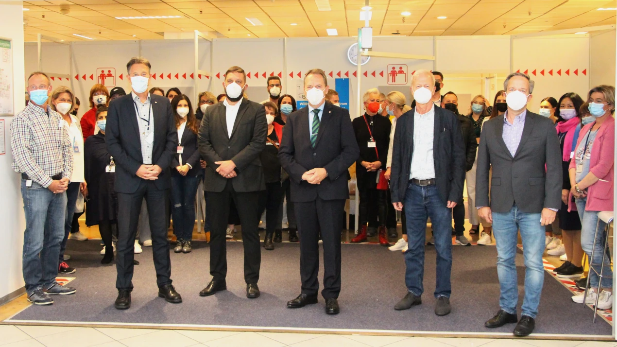 Zur Schließung des Impfzentrums versammelte sich das Team des Impfzentrums. In der vorderen Reihe (v. l.): Uwe Alefelder (Leiter vom Dienst für die Kreisverwaltung), Felix Ammann und Ralf Schmallenbach (beide Leiter des Impfzentrums), Landrat Jochen Hagt, Dr. Johannes Schlechtingen (Leitender Impfarzt) und Kreisdirektor Klaus Grootens. (Foto: OBK)