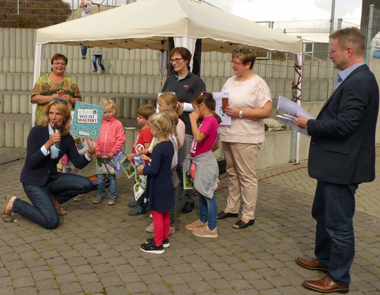 Peter Lenz, Marketingleiter der AggerEnergie (r.) und Kerstin Pack, Bildungsbüro Oberbergischer Kreis (l.) übergaben die Preise bei der Veranstaltung der Familienwerkstatt anläßlich des Weltkindertags an die Kindergartenkinder in Morsbach.  (Foto: Christoph Buchen)