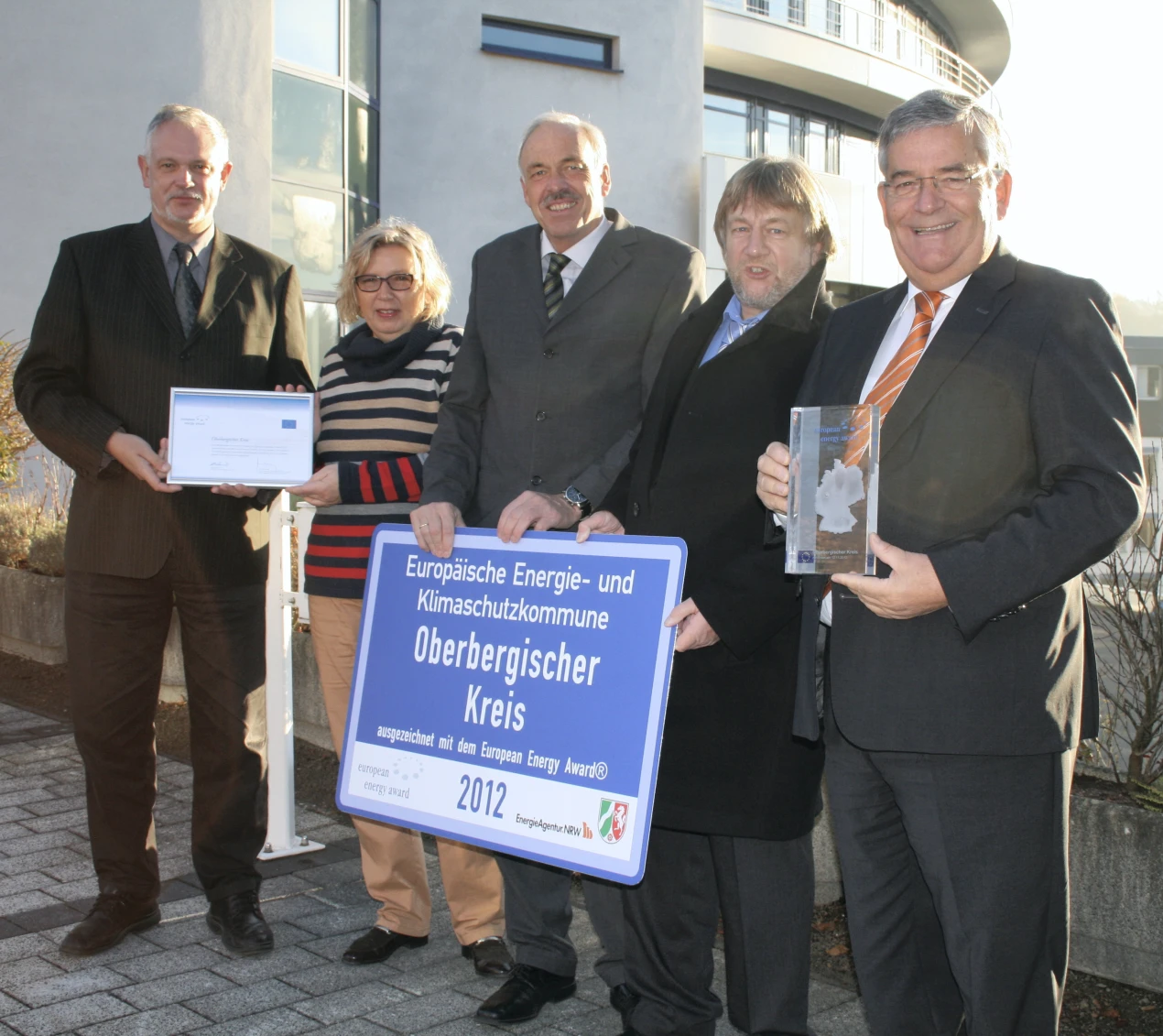 Für den Oberbergischen Kreis haben den "European Energy Award" entgegen genommen (v.l.n.r.): Uwe Stranz, leitender Kreisbaudirektor; Gabriele Keil-Riegert, Leiterin Amt für Immobilienwirtschaft und Infrastruktur; Lutz Freiberg, EEA-Teamleiter; Rainer Ludwigs, Leiter Amt für Planung, Entwicklung und Mobilität; Landrat Hagen Jobi; Reinhold Müller, Vors. Kreisbauausschuss fehlt im Bild (Foto:OBK)