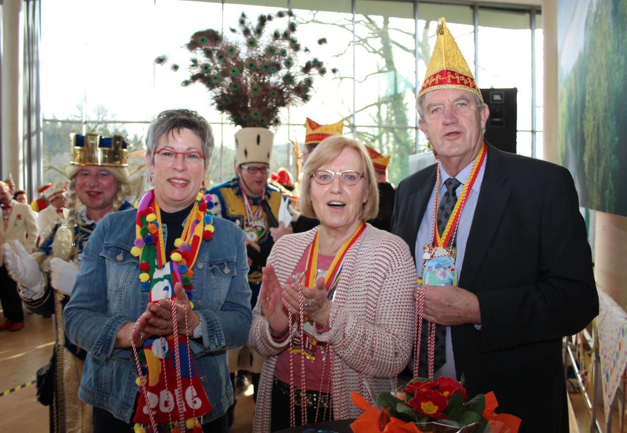 Die stellvertretenden Landrätinnen Monika Hüttenmeister (v.l.) und Ursula Mahler sowie Stellvertreter Prof. Dr. Friedrich Wilke verteilten Orden. (Foto: OBK)